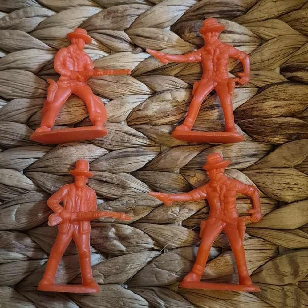 ✅Plastic Cowboy & Indian Figures Lot Mixed Colors Western Toy Figures